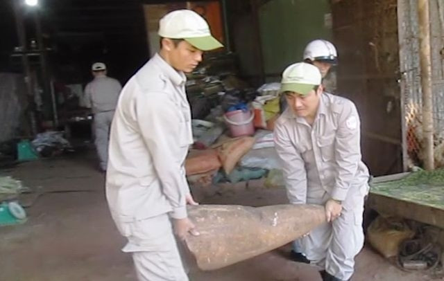 Đuôi bom còn nguyên ngòi nổ MK 82.