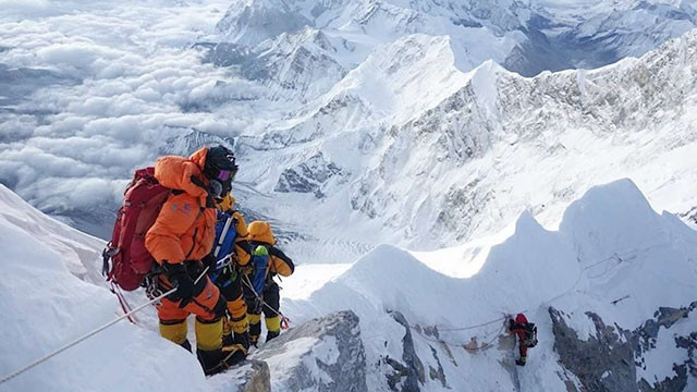 Hành trình leo núi Everest ẩn chứa nhiều nguy hiểm. Ảnh: ZEROHEDGE