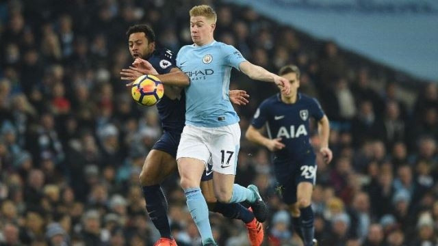 De Bruyne (áo xanh) chơi cực kỳ xuất sắc trận này,