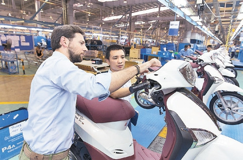 Chuyên gia kỹ thuật nước ngoài hướng dẫn tính năng kỹ thuật sản phẩm xe Piaggio tại Công ty TNHH Piaggio Việt Nam.