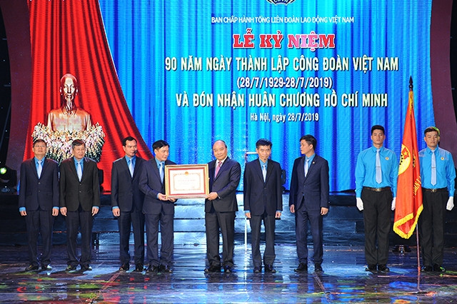 Thủ tướng Nguyễn Xuân Phúc trao tặng Huân chương Hồ Chí Minh lần thứ ba cho Tổng Liên đoàn Lao động Việt Nam.