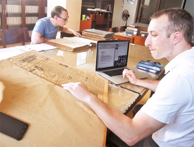 Nhiều bạn đọc nước ngoài tìm kiếm tài liệu quý tại Thư viện Khoa học tổng hợp thành phố.