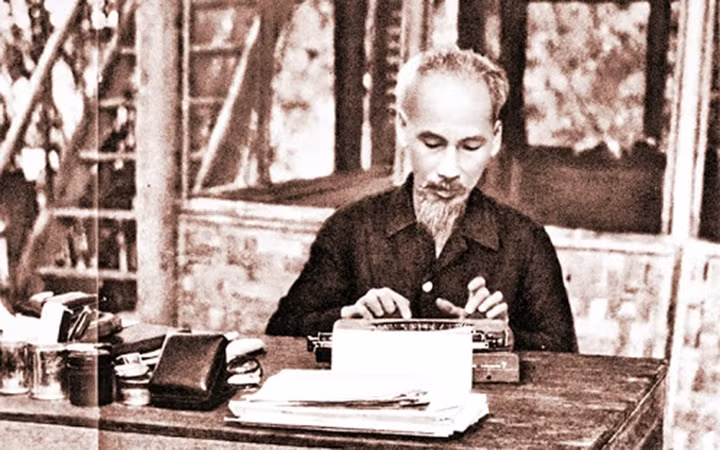 Chủ tịch Hồ Chí Minh - người sáng lập, người thầy của báo chí cách mạng Việt Nam, luôn dành tình cảm và sự quan tâm đặc biệt tới báo chí và những người làm báo Việt Nam. (Ảnh tư liệu)