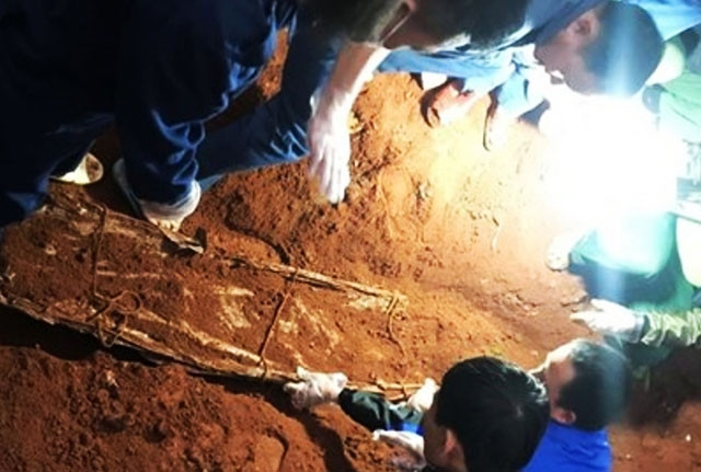 Hài cốt liệt sĩ Đỗ Văn Triệu được bọc trong tăng võng nằm cách mặt đất 1,5 m ở Khe Sanh, tỉnh Quảng Trị.