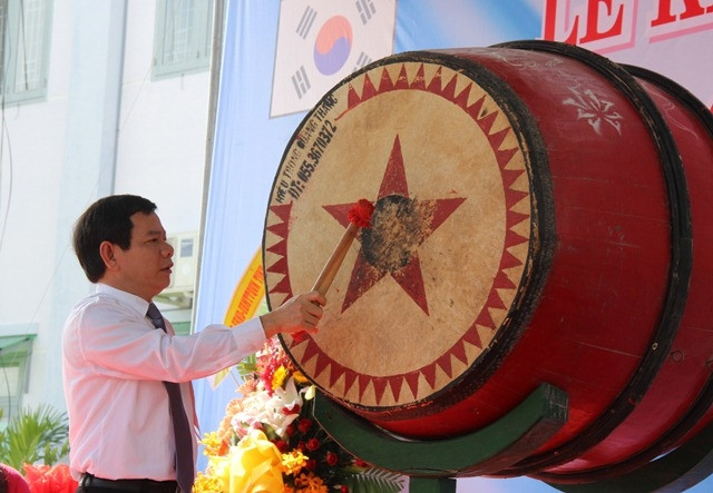 Lãnh đạo tỉnh Quảng Ngãi đánh trống khai giảng năm học mới 2016-2017. Ảnh: Lê Danh