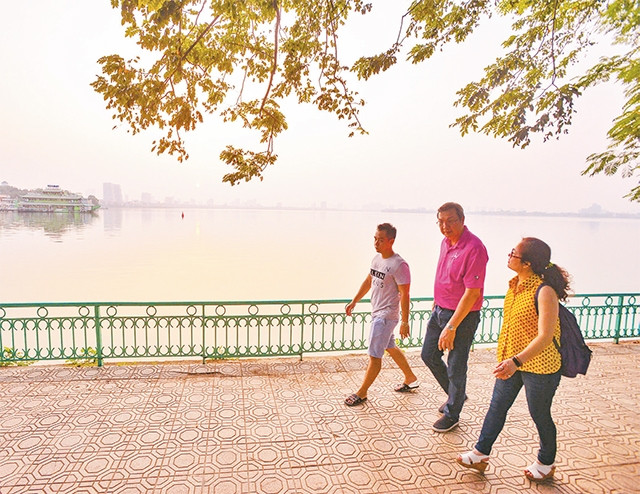 Du khách tham quan Hà Nội vào mùa thu. Ảnh: MINH HÀ