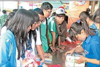 Chương trình quyên góp sách giáo khoa cũ tặng học sinh nghèo năm 2012 thu hút đông đảo học sinh tham gia.