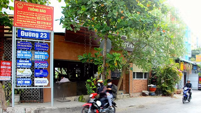 Các bảng thông tin về đường dây nóng được đặt ở khu vực công cộng để người dân dễ tiếp cận, phản ánh.