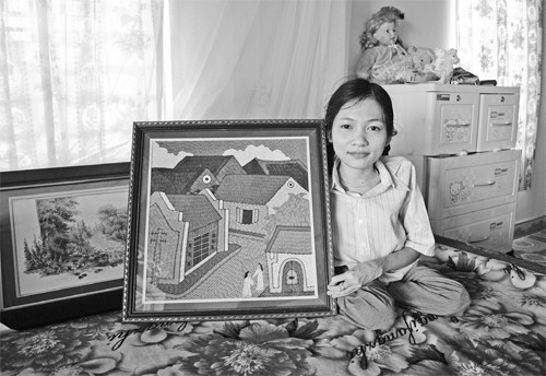 Đậu Thị Nga bên những tác phẩm tự tay mình làm.