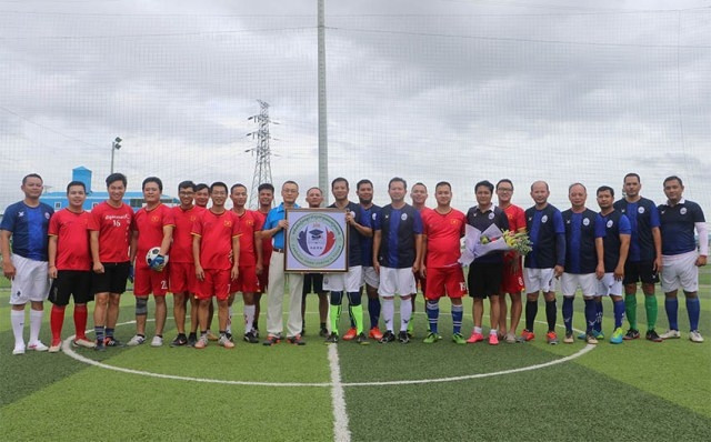 Đại sứ Vũ Quang Minh chụp ảnh lưu niệm cùng cầu thủ hai đội.