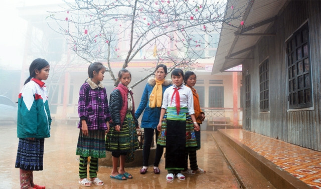  Cô và trò Trường PTDT bán trú Phình Hồ.