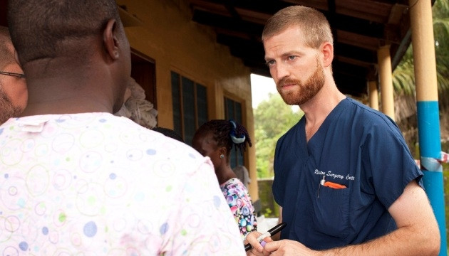 Trước khi bị nhiễm virus Ebola, bác sĩ Kent Brantly làm việc tại Trung tâm phòng chống lây nhiễm ở thủ đô Monrovia, Liberia.