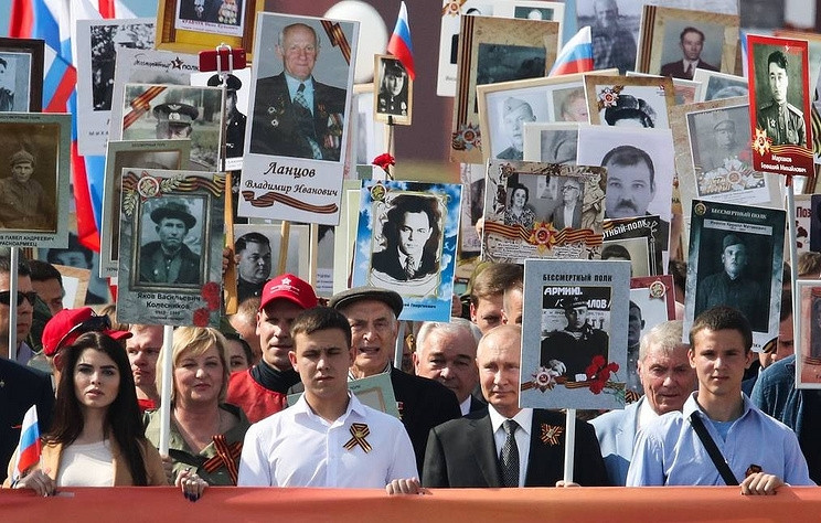 Tổng thống Nga Vladimir Putin tham gia đoàn người diễu hành Binh đoàn Bất tử ở Moscow. (Ảnh: TASS)