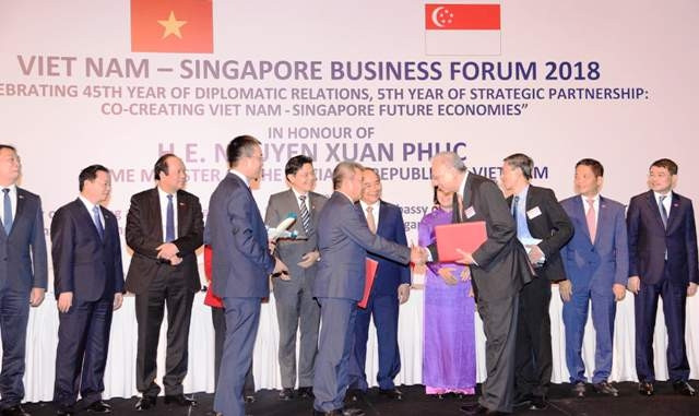 TGĐ Vietnam Airlines Dương Trí Thành trao Thỏa thuận hợp tác với đối tác Singapore trước sự chứng kiến của Thủ tướng Nguyễn Xuân Phúc và lãnh đạo các bộ, ngành Việt Nam tại Diễn đàn Doanh nghiệp Việt 