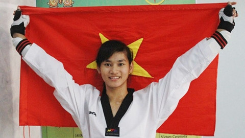 Phạm Thị Thu Hiền với cờ Tổ quốc.