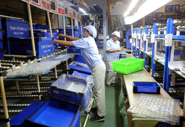 Trong ảnh: Sản xuất linh kiện đúc nhựa tại Công ty TNHH Tenma Việt Nam (vốn đầu tư của Nhật Bản) trong Khu công nghiệp Quế Võ. Ảnh: DANH LAM (TTXVN)