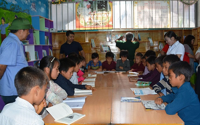 Học sinh liên trường Lũng Pù đọc sách tại thư viện của nhà trường.
