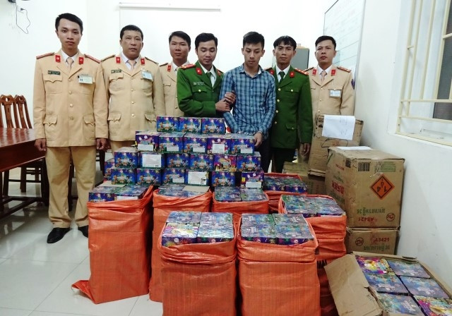 Công an huyện Yên Thành thu giữ hơn 800kg pháo hoa trong xe ô-tô.