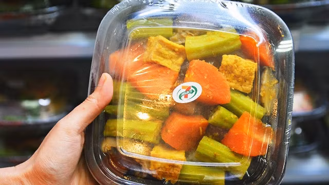 Không chỉ đồ ăn mặn, bạn có thể tìm thấy cả đồ ăn chay ở cửa hàng tiện lợi.