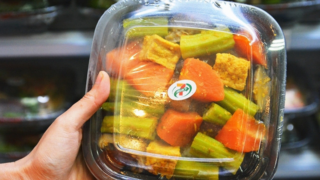 Không chỉ đồ ăn mặn, bạn có thể tìm thấy cả đồ ăn chay ở cửa hàng tiện lợi.