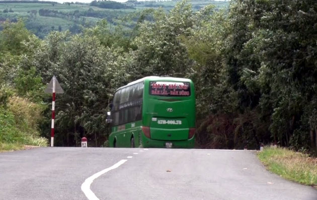 Một khúc cua gấp, xuống dốc sâu, tiềm ẩn tai nạn giao thông trên đèo dốc Đứng, đoạn giáp ranh hai huyện Sơn Hòa và Đồng Xuân.