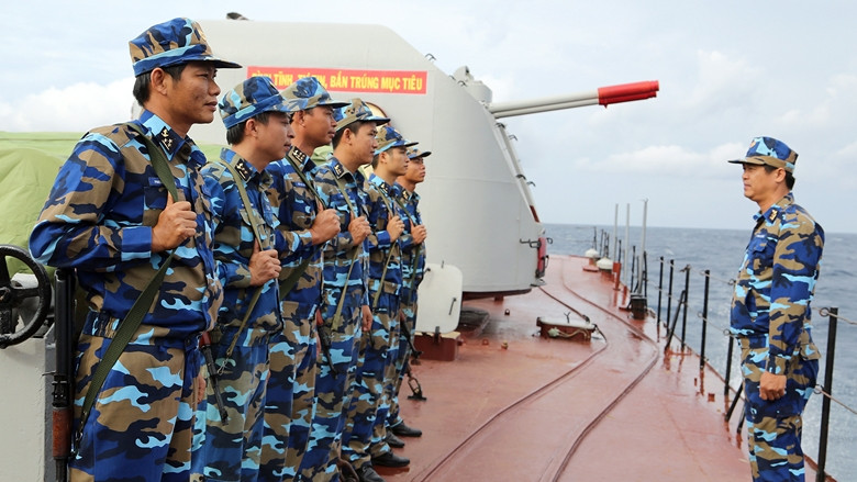 Đại diện lãnh đạo, chỉ huy Tàu 13, Lữ đoàn 171, vùng 2 (Quân chủng Hải quân) giao nhiệm vụ và động viên các chiến sĩ trong diễn tập.