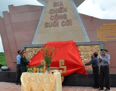 Các đại biểu kéo băng khánh thành Bia chiến công Suối Cối
