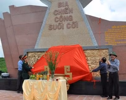 Các đại biểu kéo băng khánh thành Bia chiến công Suối Cối
