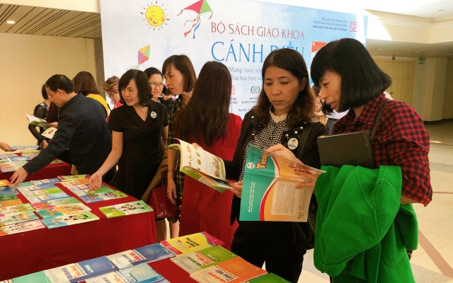 Các đại biểu đang xem bộ sách giáo khoa lớp một mang tên "Cánh diều" tại buổi ra mắt sách