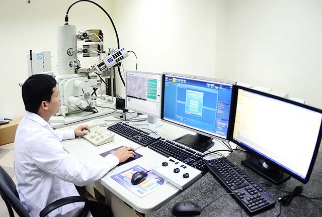 Cán bộ thực hành nghiên cứu ở Viện tiên tiến Khoa học và Công nghệ (Trường đại học Bách khoa Hà Nội).