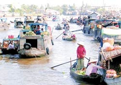 San sát xuồng ghe ở chợ nổi Cái Răng.