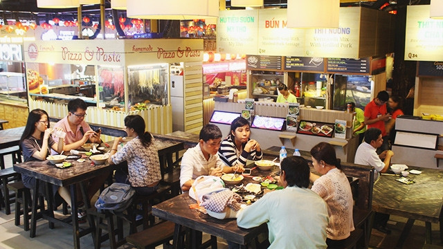 Bạn có thể tìm thấy rất nhiều món ăn ở chợ dưới lòng đất.