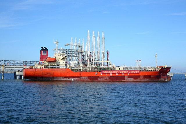 Lô hàng xăng A95 đầu tiên được xuất xưởng ngày 8-5-2018 của NSRP.