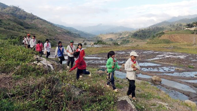Học sinh xã vùng sâu Ngọc Linh (huyện Đác Glây) đến trường.