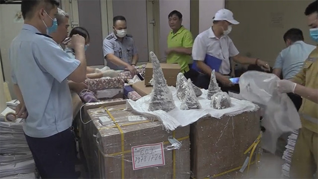 Cơ quan chức năng đang kiểm đếm số lượng tang vật.