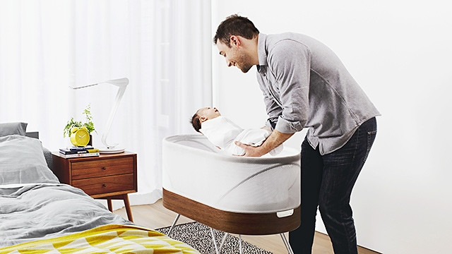 Nôi Snoo giúp trẻ ngủ ngon. Ảnh: CNN