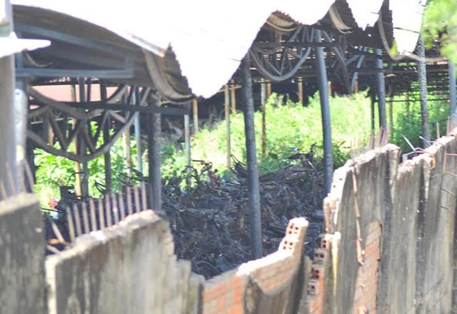 Rất nhiều xe mô-tô bị thiêu rụi tại kho giữ xe vi phạm của Công an TP Biên Hòa.