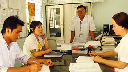 Y sỹ Thạch Đưa họp giao ban với cán bộ Trạm Y tế xã Lai Hòa. (cand.com.vn)