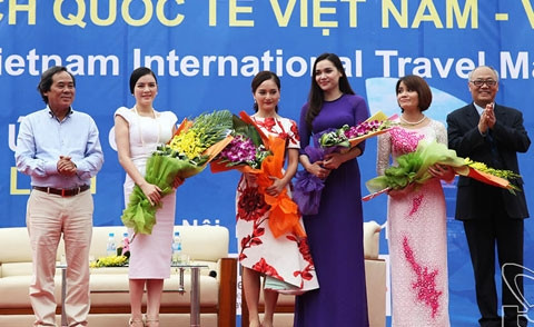Các đại sứ du lịch giao lưu tại hội chợ du lịch quốc tế 2014. Ảnh: Tổng cục DL.