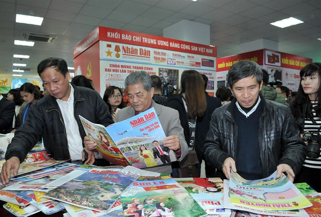 Các đại biểu và khách tham quan gian trưng bày báo Xuân tại Hội Báo toàn quốc năm 2016. Ảnh: ĐĂNG KHOA