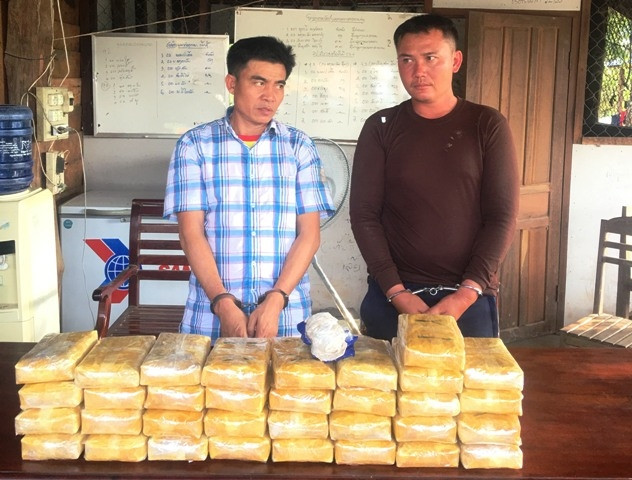 Hai đối tượng cùng tang vật 200 nghìn viên ma túy bị Bộ đội Biên phòng Quảng Trị bắt giữ.