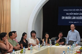 Ra mắt đoàn làm phim.