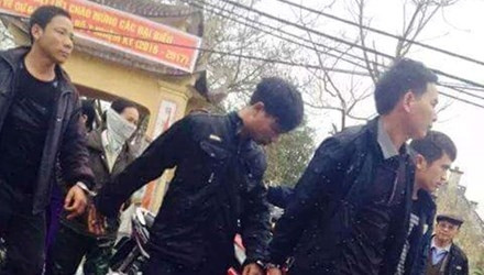 Các "con bạc" bị bắt quả tang. (ảnh: Tiền Phong).