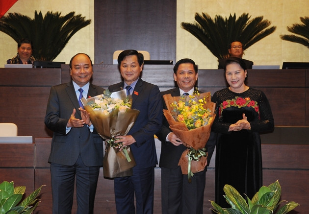 Thủ tướng Nguyễn Xuân Phúc và Chủ tịch Quốc hội Nguyễn Thị Kim Ngân tặng hoa Bộ trưởng Giao thông Vận tải và Tổng Thanh tra Chính phủ mới.