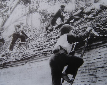 Các chiến sĩ vệ quốc quân và nhân dân Thủ đô chiến đấu giữ từng căn nhà, góc phố trong những ngày đầu toàn quốc kháng chiến. (Ảnh: tư liệu)