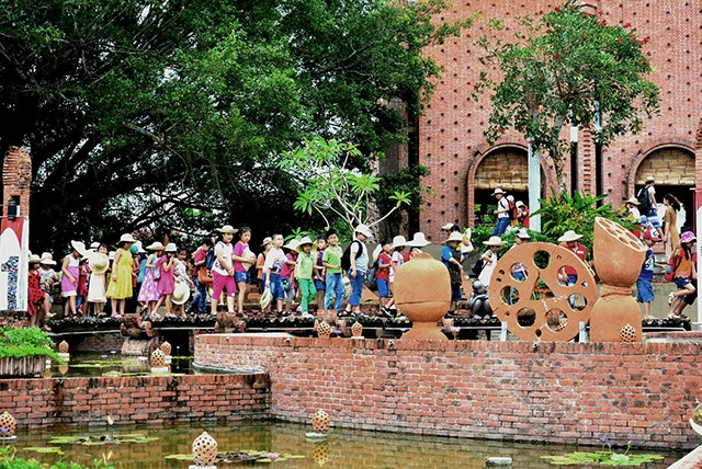Công viên gốm Thanh Hà - điểm tham quan và dã ngoại thú vị khi đến làng gốm Thanh Hà (TP Hội An). 