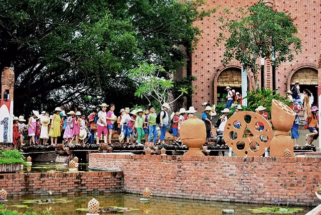 Công viên gốm Thanh Hà - điểm tham quan và dã ngoại thú vị khi đến làng gốm Thanh Hà (TP Hội An). 