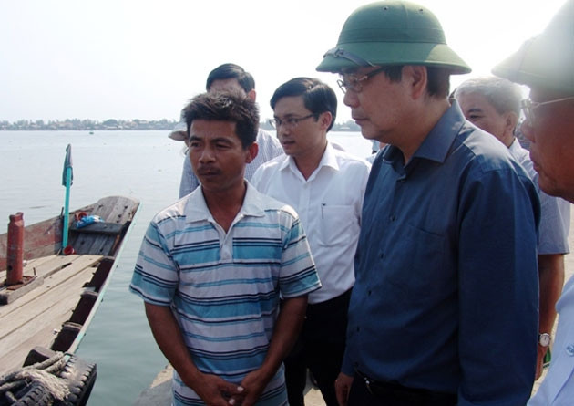 Bộ trưởng Cao Đức Phát trực tiếp đến thăm hỏi, động viên bà ngư dân trên các tàu cá tại Cảng cá Thuận An (huyện Phú Vang).
