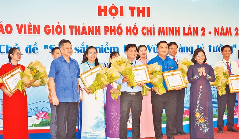 Ban Tổ chức, Ban Giám khảo trao giải cho các thí sinh đạt giải cao trong hội thi.