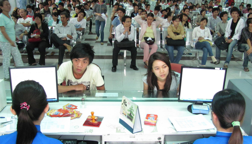 Người dân mua vé tàu tại ga Sài Gòn